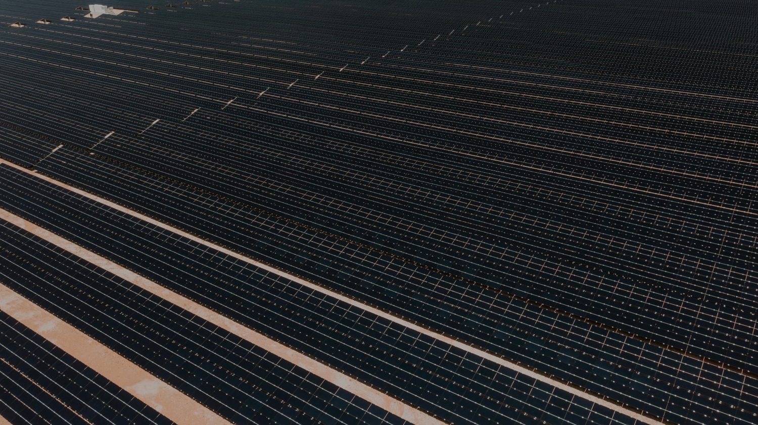 Vista aérea de uma usina solar de grande porte